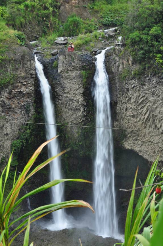 Duas das muitas cachoeiras da Ruta de las Cascadas, em Baños, no Equador